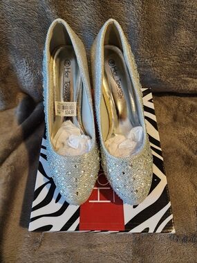 Like New Hot Tomato Silver Crystal-Embellished Women’s Heels